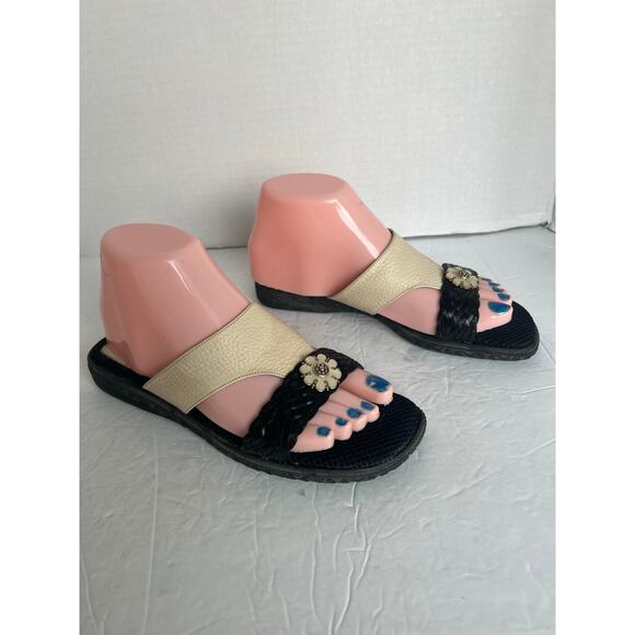 Brighton Victory Cream Black Leather Pearl Flower Slip-On Slide Sandals Sz 7M - Picture 2 of 9